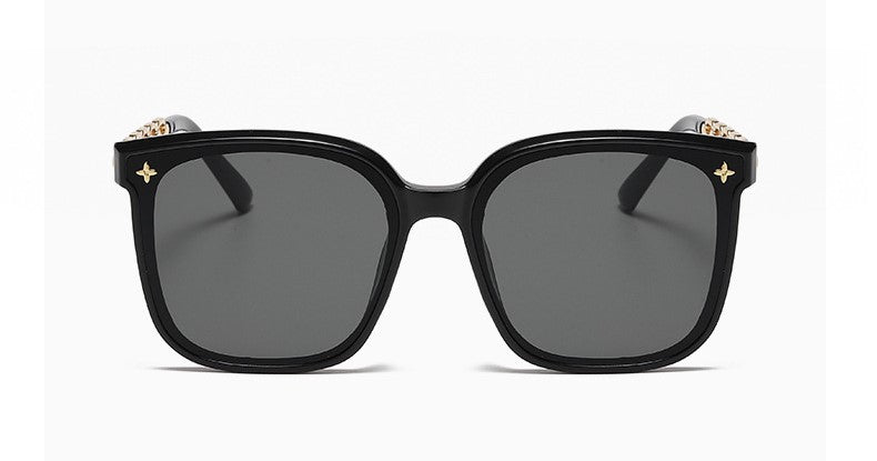 Luxe Link – Oversized Round Sunglasses with Metal Chain Detail