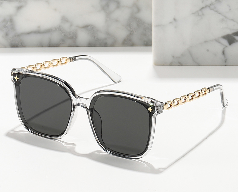 Luxe Link – Oversized Round Sunglasses with Metal Chain Detail